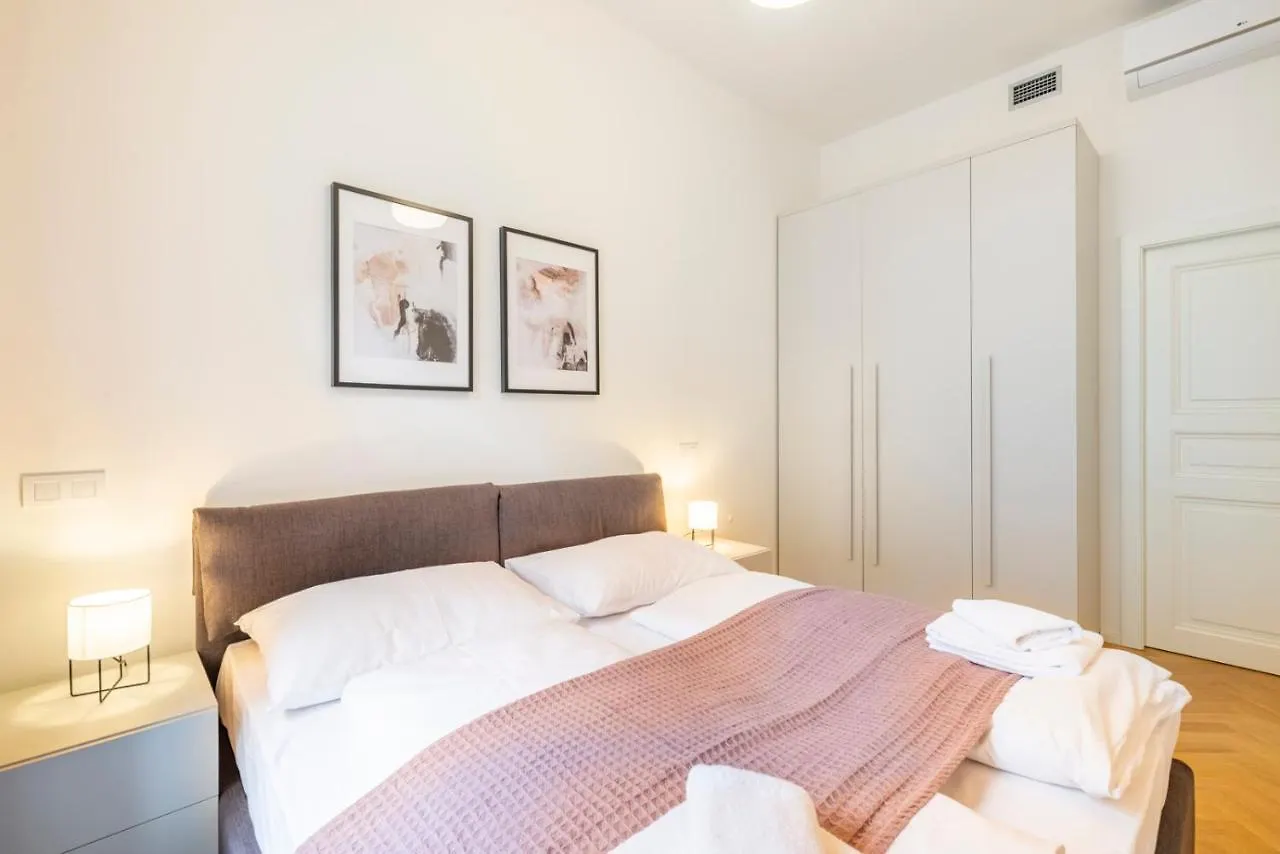 פראג Petrin Tower Residence מלון דירות