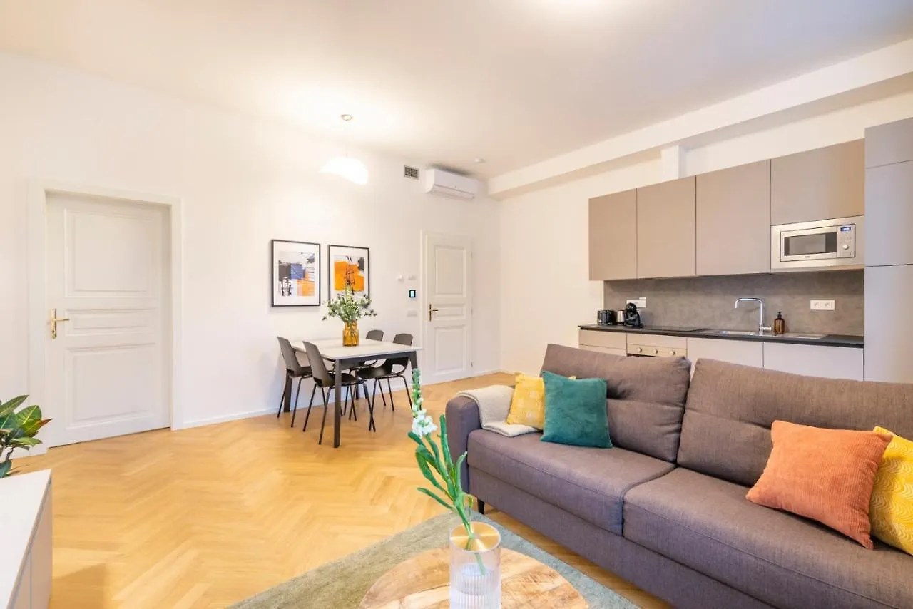 פראג Petrin Tower Residence מלון דירות