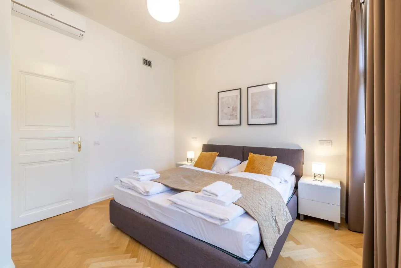 פראג Petrin Tower Residence מלון דירות